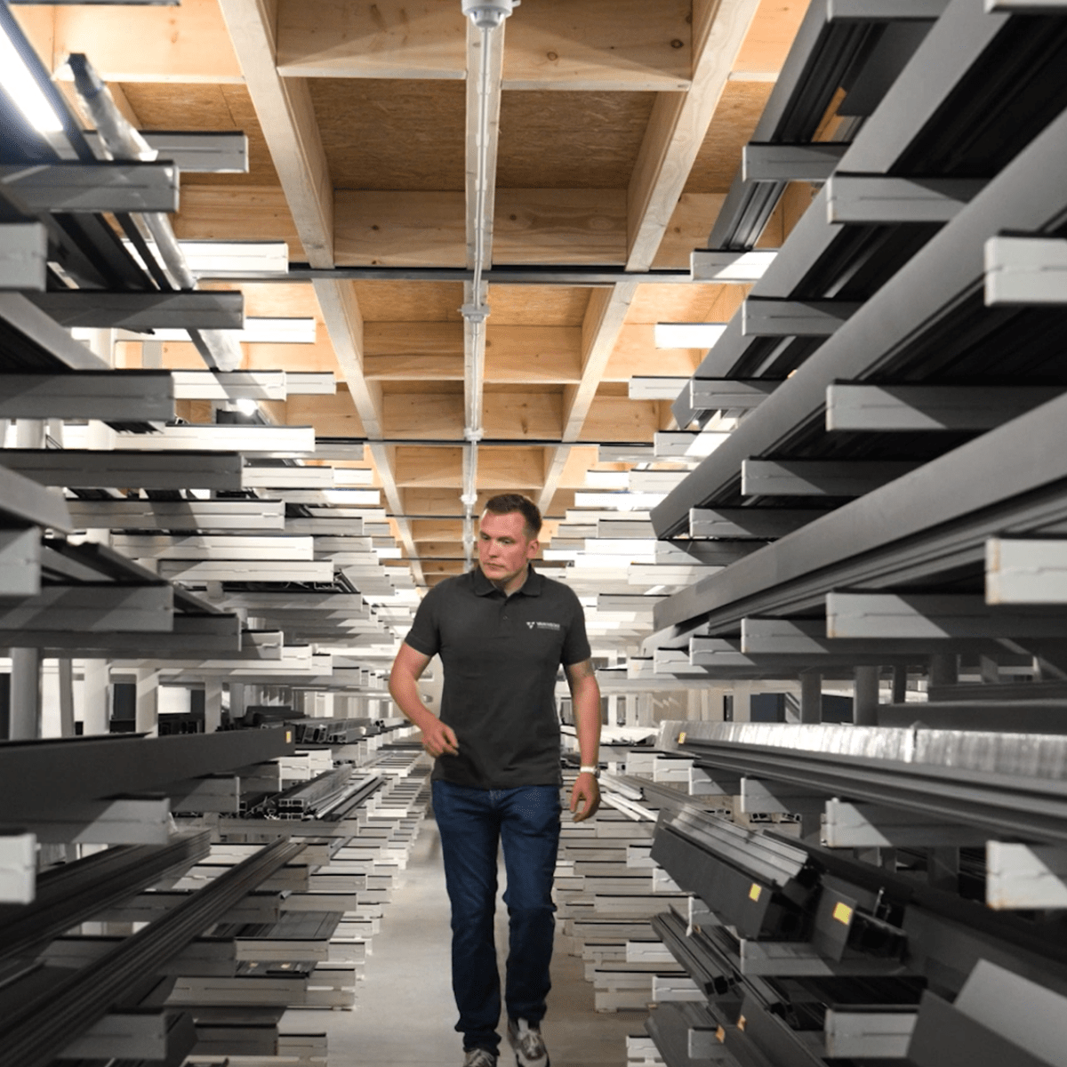 Matthias loopt doorheen productie atelier Van Hecke